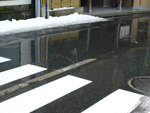 道路の雪解け水