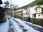 冬は路地の雪に注意